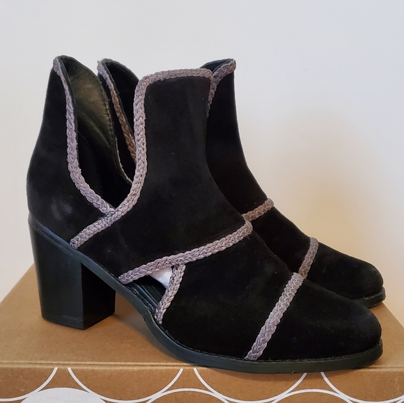 Journee Courtney Leather Contrast Cutout Bootie in Black/Grey NIB - Picture 3 of 7